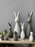 Bild in Galerie laden, Beton Hase „Mimmi“ - handgefertigte Figur