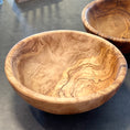 Bild in Galerie laden, Salatschüssel Olivenholz 26cm Durchmesser