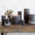 Bild in Galerie laden, Stumpenkerze MACON Rustic – Kohle, H26 x D7 cm