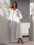 Bild in Galerie laden, Luciee Brand Maxikleid Blanche in Weiß aus Baumwolle Musselin in Weiss