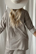 Bild in Galerie laden, ByPias Bohemian Longshirt mit Print – Vintage Wash Taupe | One Size
