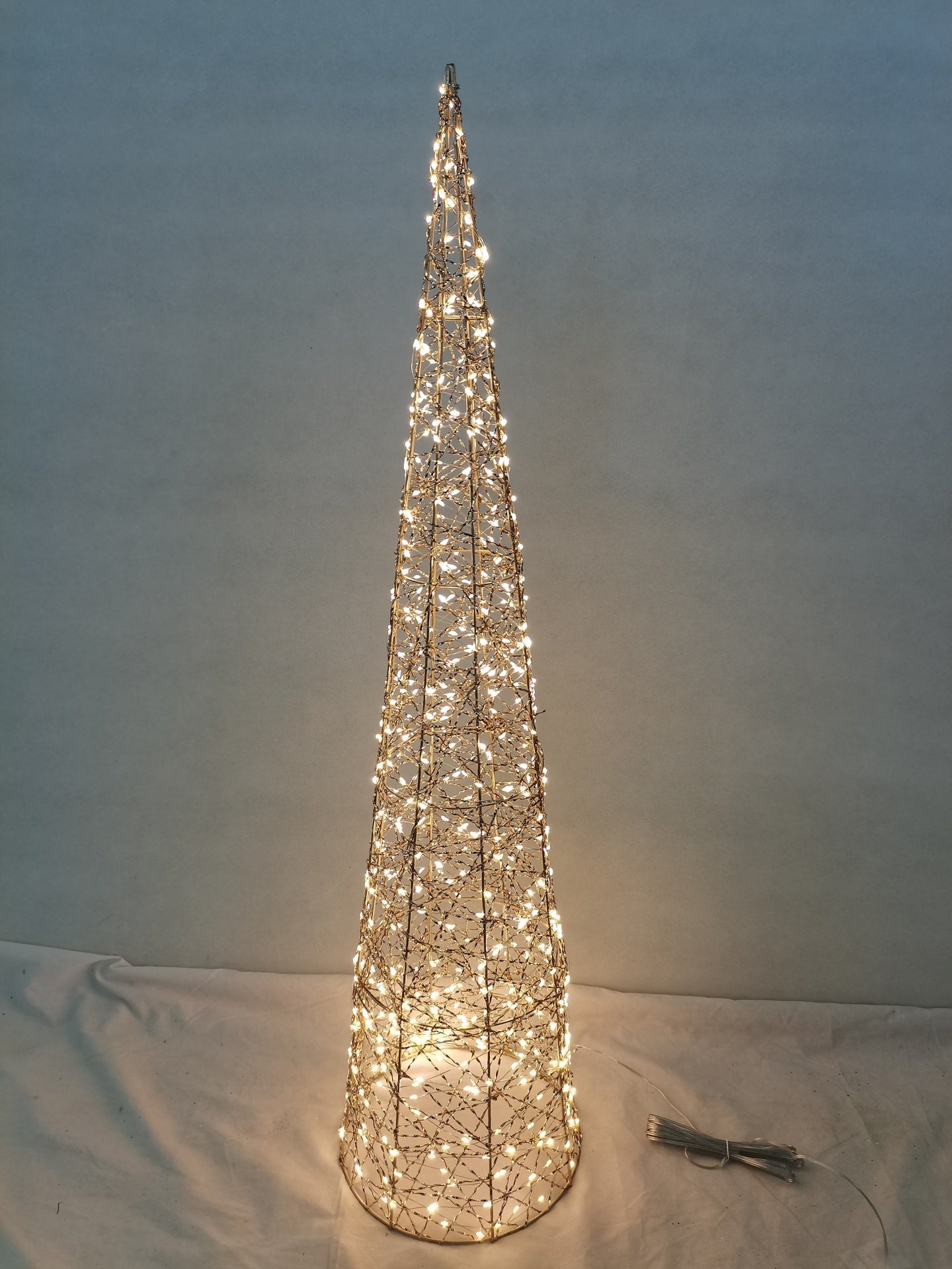LED-Pyramide | 150cm | golden Twist | 1440 LEDs | mit Timer