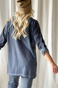 Bild in Galerie laden, ByPias Bohemian Longshirt mit Print – Vintage Wash Denim Blue | One Size
