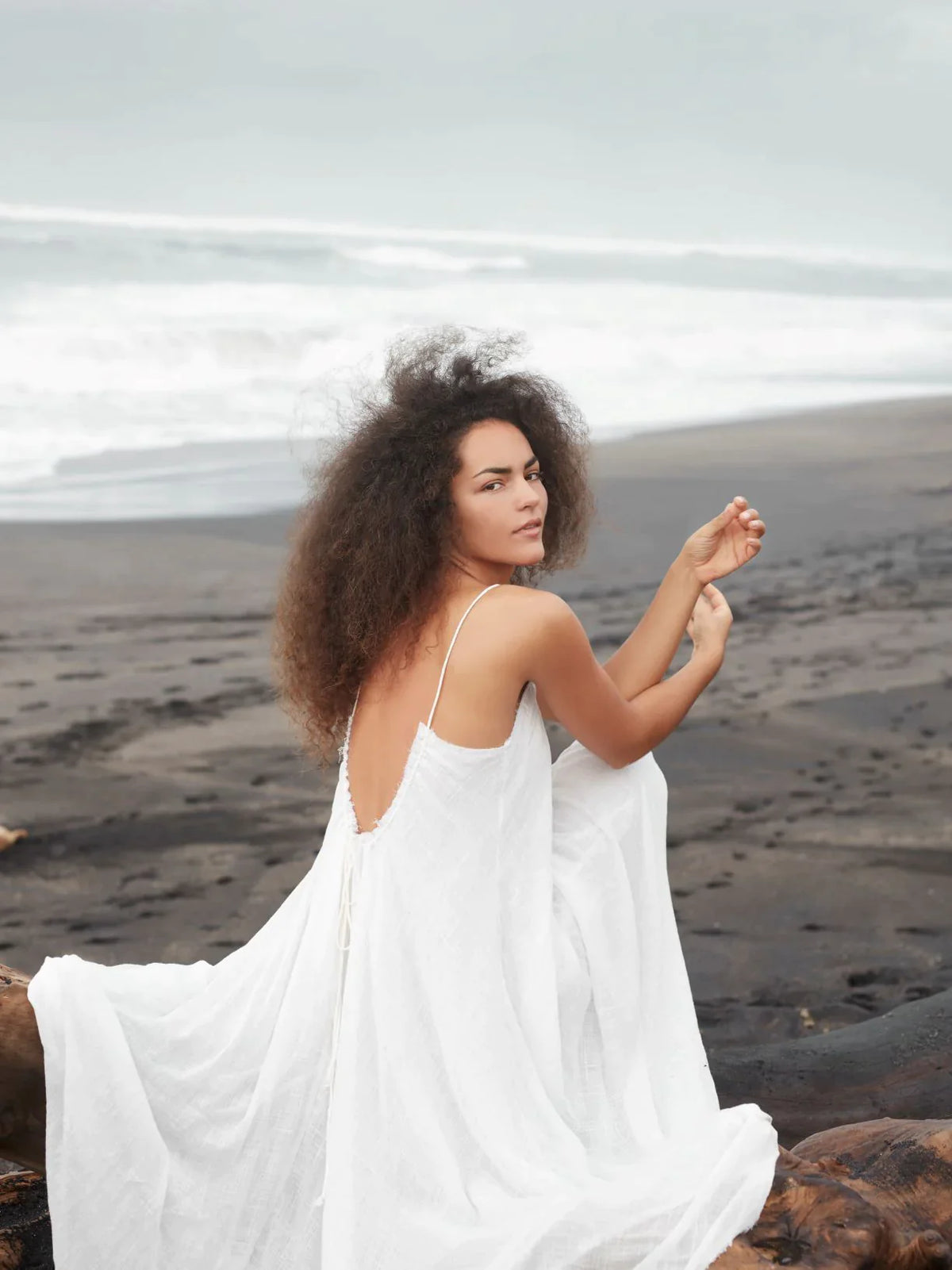 Kleid Amphitrite – Rückenfreies Maxikleid aus Baumwolle in Ecru | Luciee