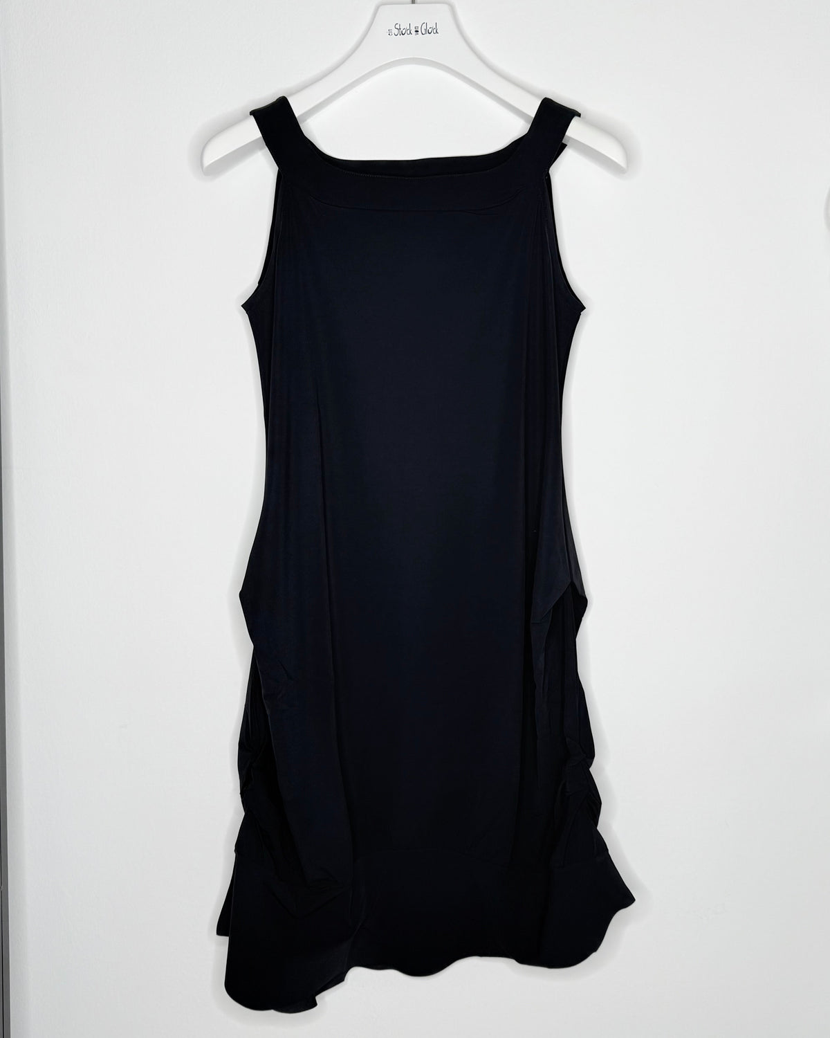 schwarzes Kleid gerafft