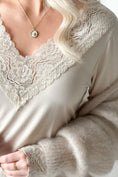 Bild in Galerie laden, Bamboo Lace DIVINE Langarmshirt - beige

