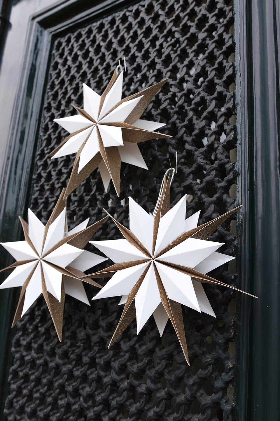 Paper stars in a set - white