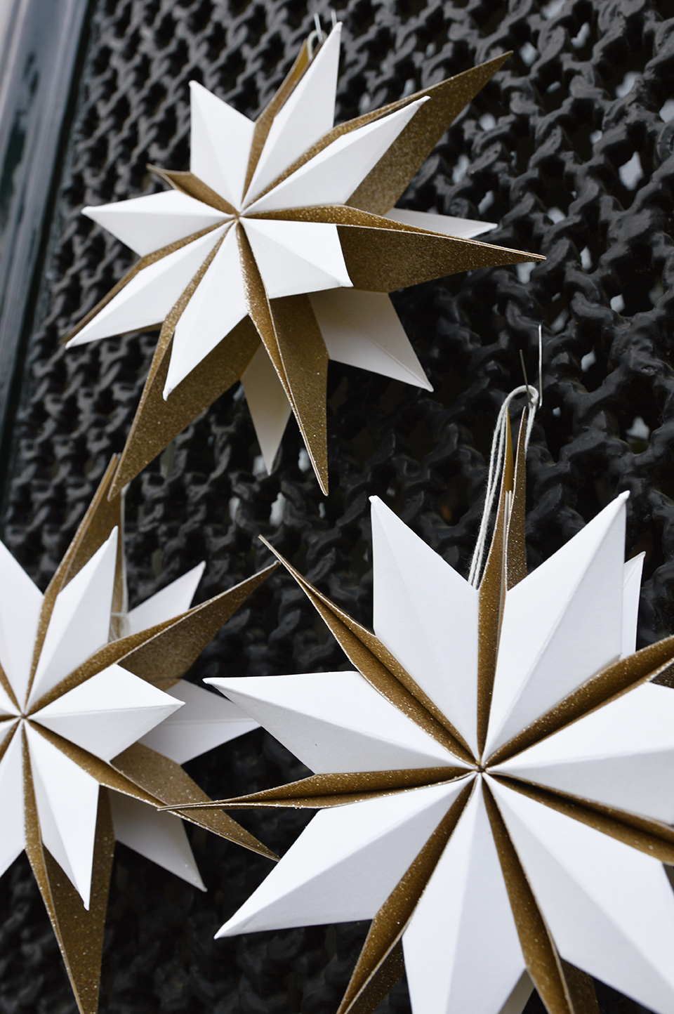 Papierstern | 2 Stück | 20 cm | weiß & gold glitzernd