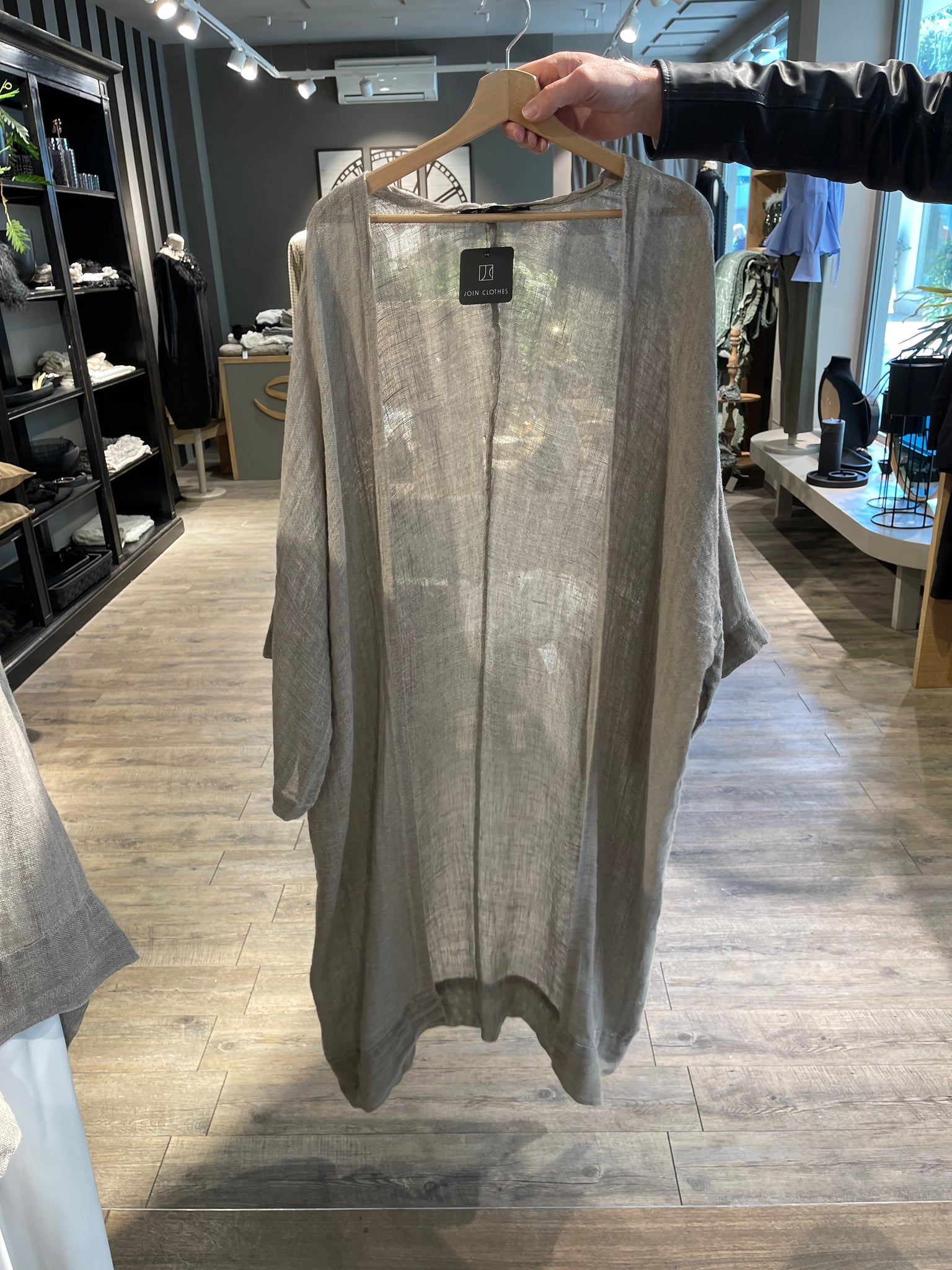 TETRAGONI - langer Cardigan in Naturleinen - ein Hauch von Luxus