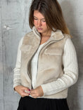 Bild in Galerie laden, ANGI Fell-Weste Kunstpelz beige
