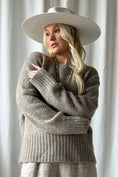 Bild in Galerie laden, FEEL ME - Strickpullover taupe
