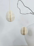 Bild in Galerie laden, Papier-Ei Honeycombs zum Hängen - weiß | 10 cm
