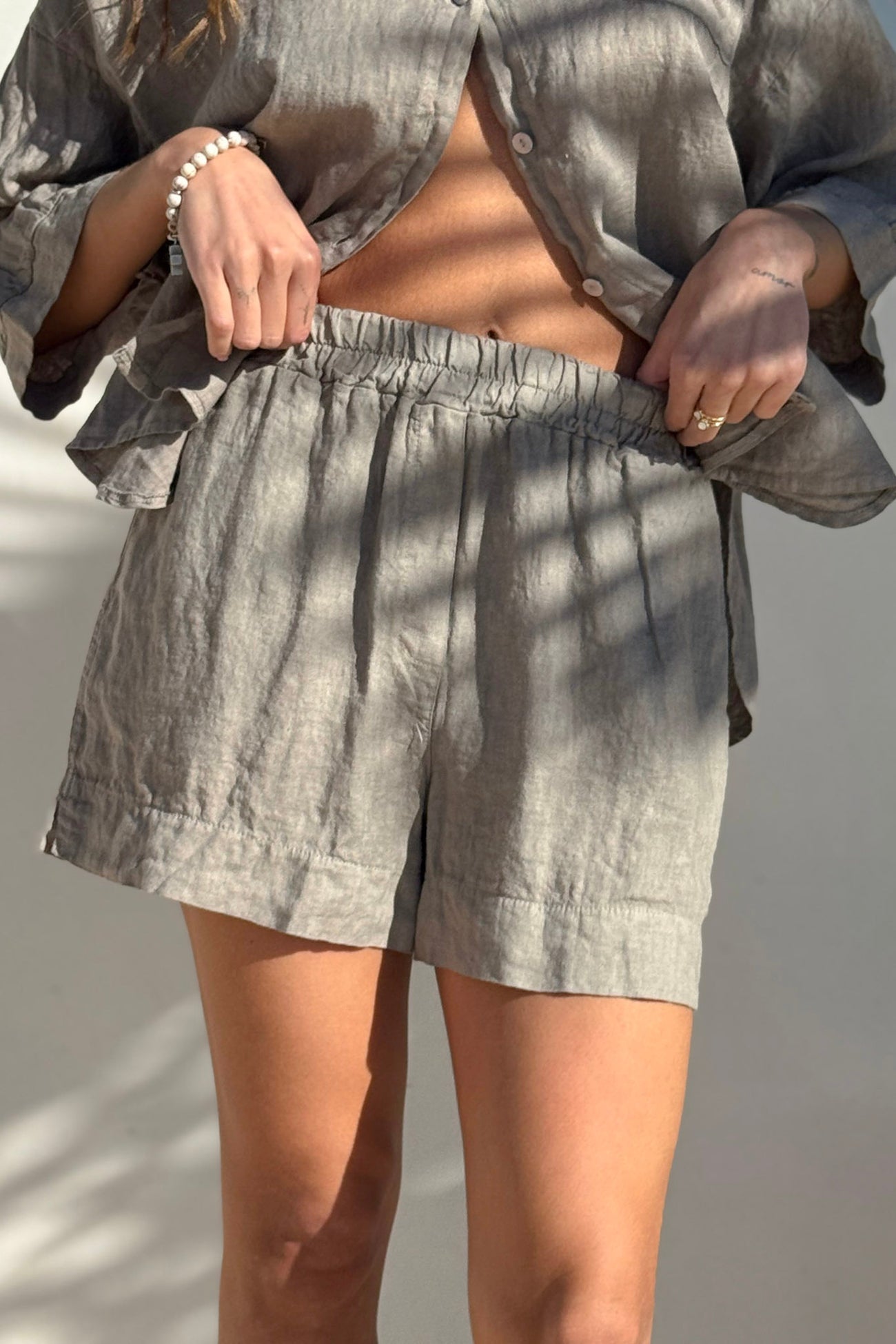 BYPIAS Leinenshorts SOLERA - Taupe