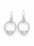 Charger l'image dans la visionneuse de la galerie, Boucles d'oreilles avec perle d'eau douce et boules en argent sterling 925
