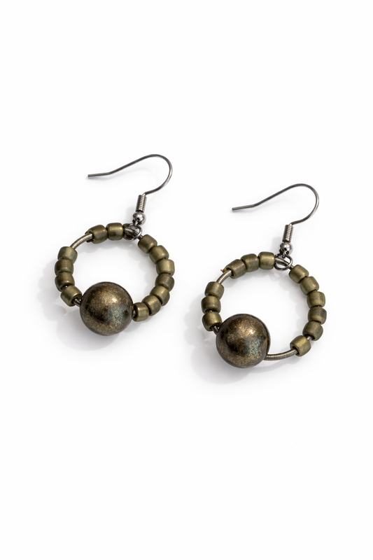 Ohrhänger mit Glasperlen und Kugel in Khaki – Edelstahl