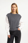 Bild in Galerie laden, YAYA 2-in-1 Damen Pullover mit grauem Pullunder und weißen Blusenärmeln
