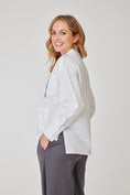 Bild in Galerie laden, CHRIS Bluse weiß mit 4 Taschen
