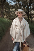 Bild in Galerie laden, BYPIAS BERNADINE Poncho Jacke für Damen in Offwhite
