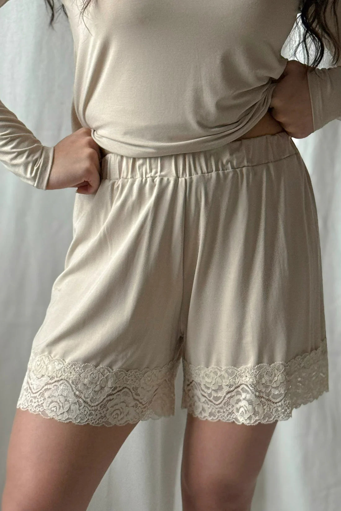 Bambus Shorts Damen LACE mit Spitze – Beige | BYPIAS