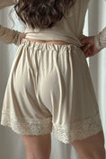 Carica l'immagine nel visualizzatore della galleria, Shorts in pizzo Bamboo neri
