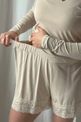 Carica l'immagine nel visualizzatore della galleria, Shorts in pizzo Bamboo neri
