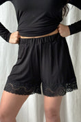 Carica l'immagine nel visualizzatore della galleria, Shorts in pizzo Bamboo neri
