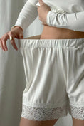 Carica l'immagine nel visualizzatore della galleria, Shorts in pizzo Bamboo neri

