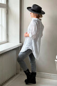 Load image into Gallery viewer, MILLY - lange Leinenbluse
