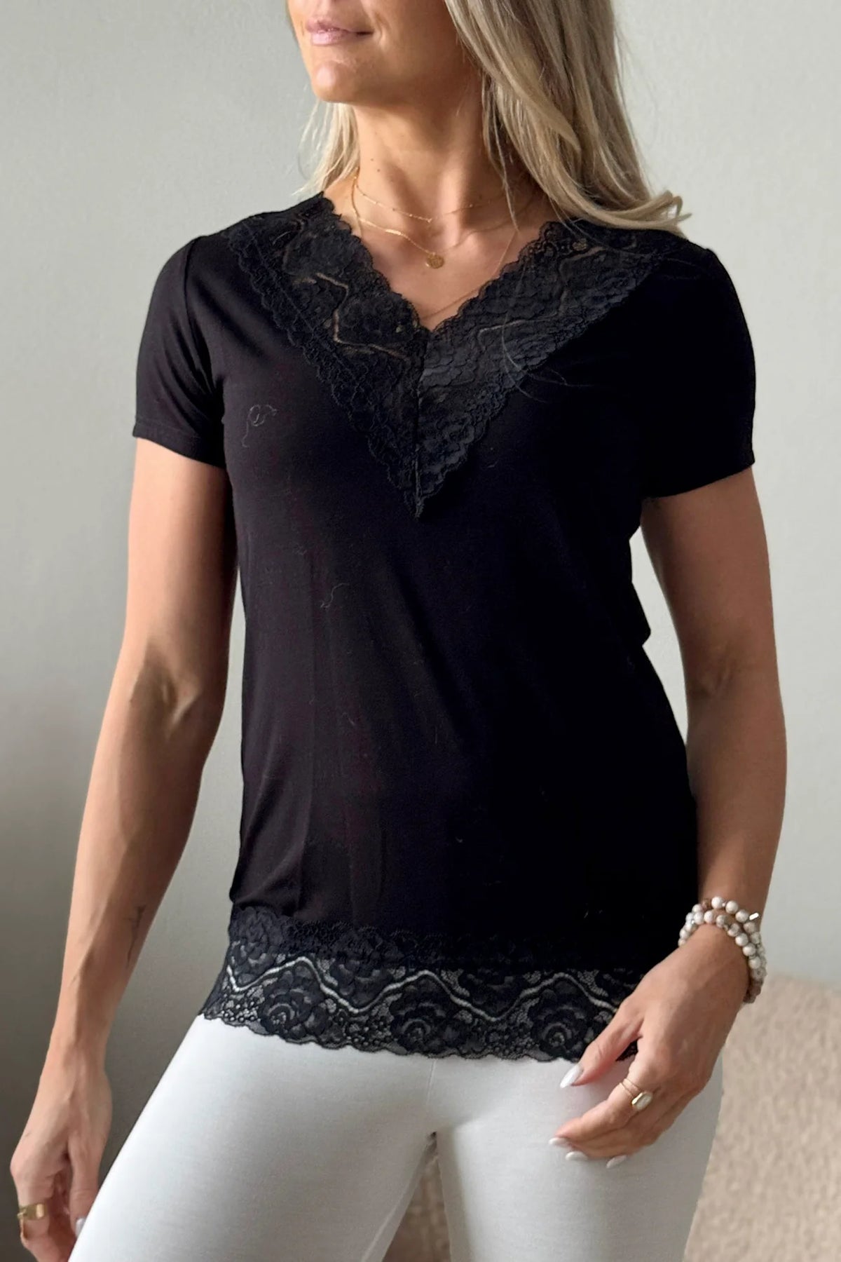 Bambus T-Shirt Damen ELODIE mit Spitze – Schwarz | BYPIAS