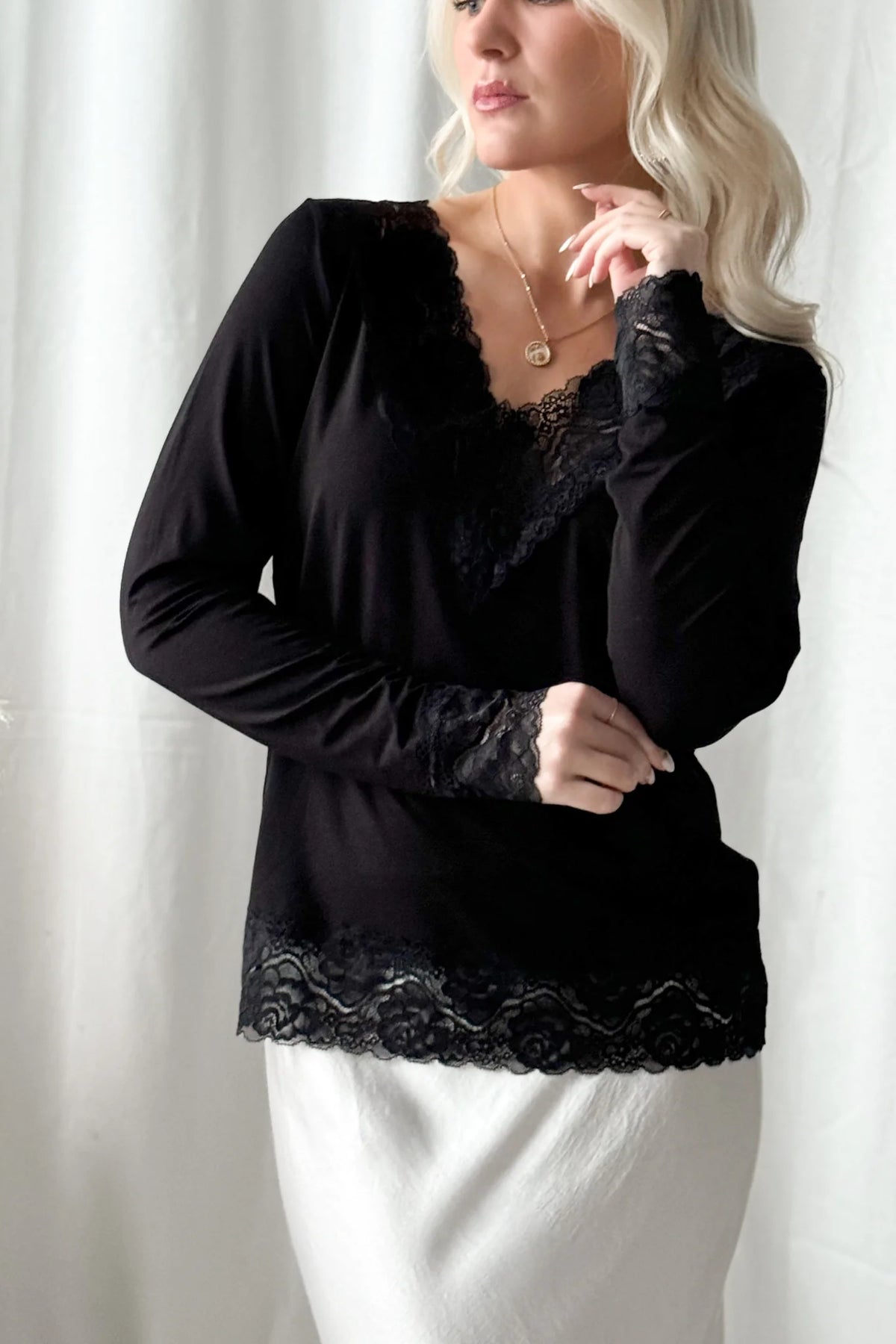 Bambus Langarmshirt Damen DIVINE mit Spitze – Schwarz | BYPIAS