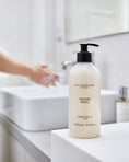 Bild in Galerie laden, VELVET WOOD – Body & Hand Wash 500 ml
