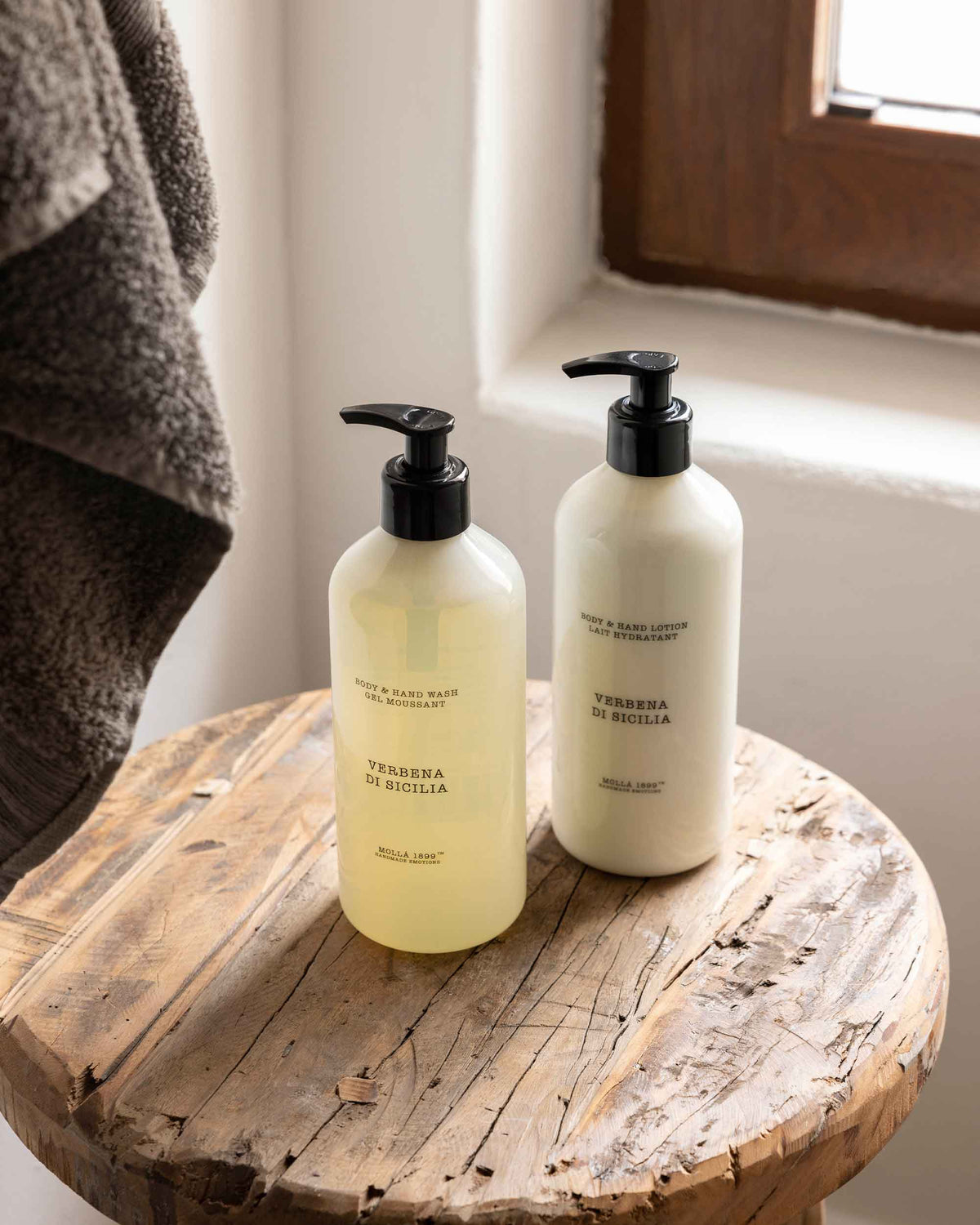 Cereria Molla Duschgel und Body Lotion Verbena di Sicilia auf antikem Schemel