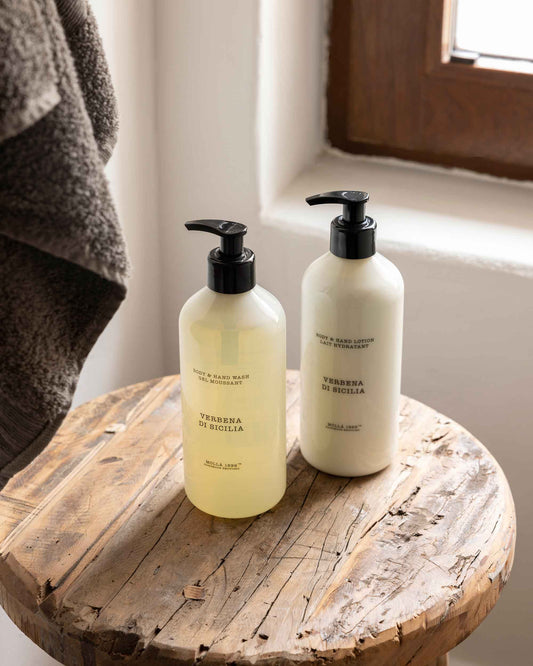 Cereria Molla Duschgel und Body Lotion Verbena di Sicilia auf antikem Schemel