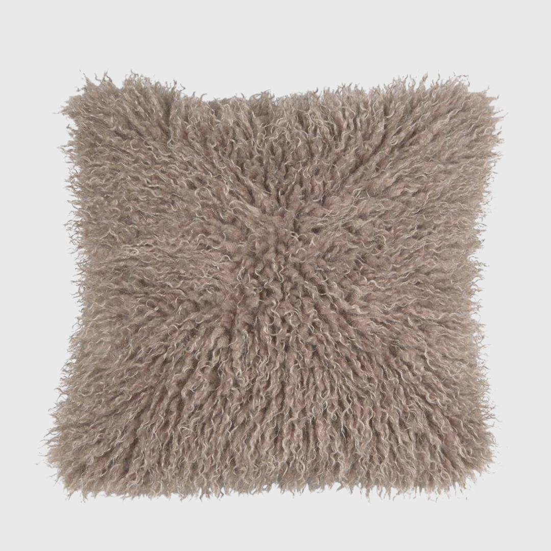 CURLY Kissenbezug in Sand aus weichem Lammfellimitat, 48 × 48 cm