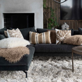 Bild in Galerie laden, CURLY Kunstfell in Sand als weiche Auflage auf dem Sofa

