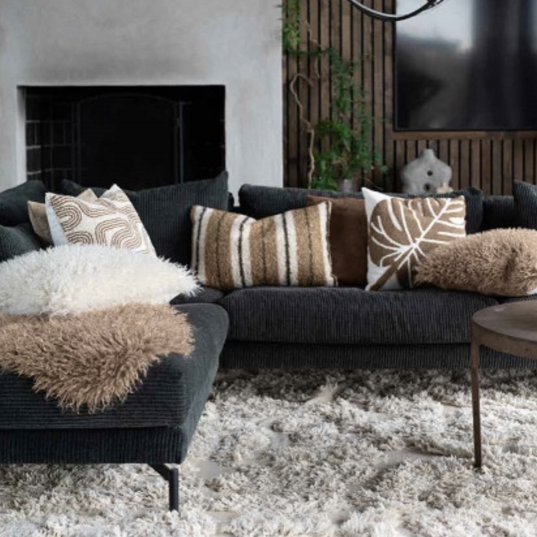 CURLY Kunstfell in Sand als weiche Auflage auf dem Sofa