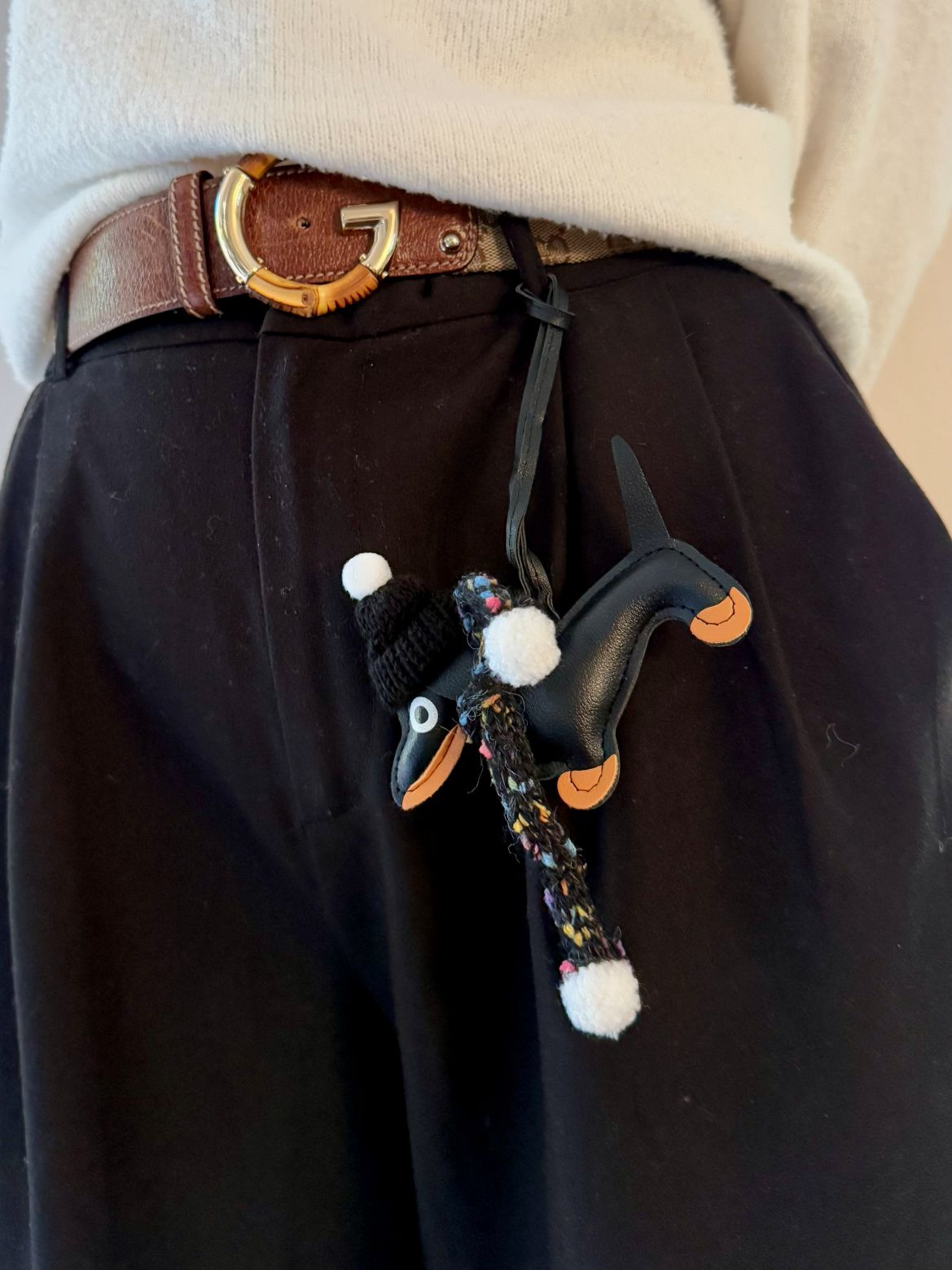 Taschenanhänger Dackel mit Mütze und Schal – Schwarz