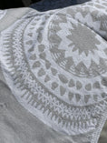 Bild in Galerie laden, Hamamtuch Mandala Grau-Weiß – Strandtuch aus 100% Baumwolle
