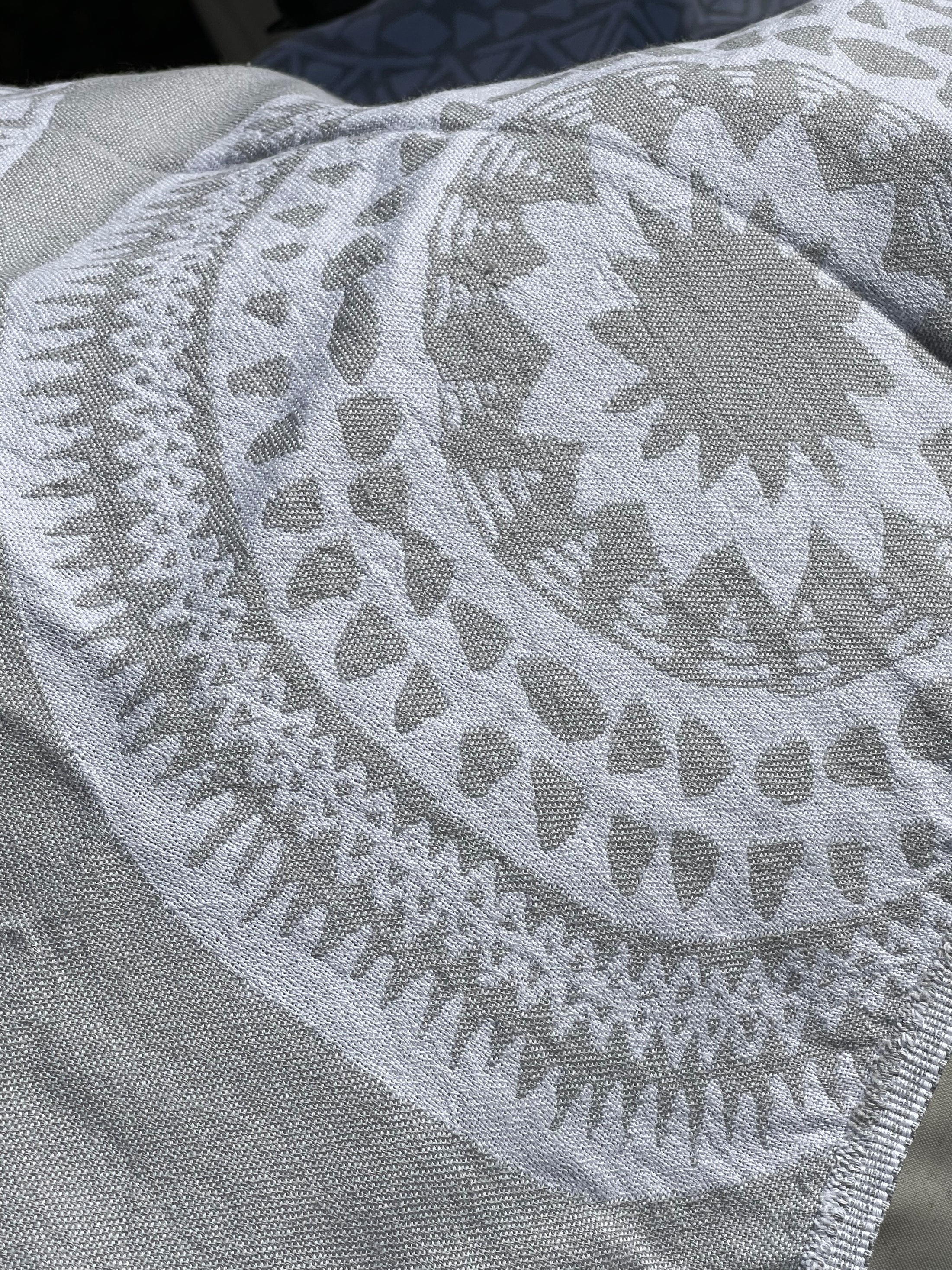Hamamtuch Mandala Grau-Weiß – Strandtuch aus 100% Baumwolle