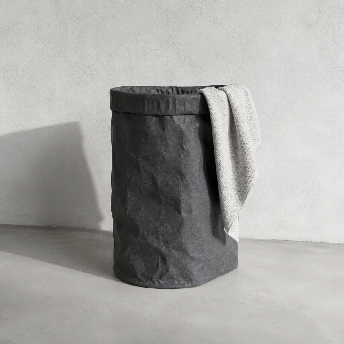 nthrazitfarbener UASHMAMA Paper Bag mit hellgrauer Decke