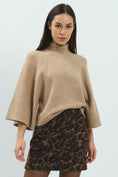 Carica immagine nella galleria, Strickpullover mit hohem Kragen – Beige
