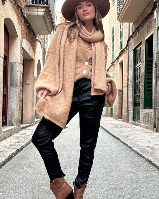 schwarze-kunstlederhose