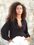 Bild in Galerie laden, Luciee Bluse Arya – Baumwollbluse mit Blouson Ärmeln in Schwarz
