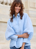 Bild in Galerie laden, Luciee Bluse Eloise – Ramie Bluse mit Blousonärmeln in Babyblau
