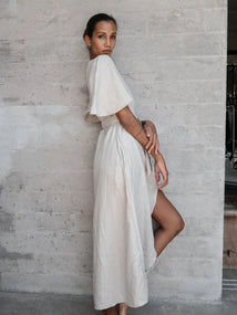 Luciee Kleid Dhalia – Tailliertes Leinen Wickelkleid in Natur
