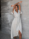 Bild in Galerie laden, Luciee Kleid Dhalia – Tailliertes Leinen Wickelkleid in Natur
