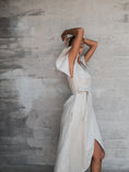 Bild in Galerie laden, Luciee Kleid Dhalia – Tailliertes Leinen Wickelkleid in Natur
