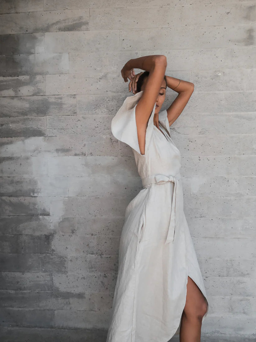 Luciee Kleid Dhalia – Tailliertes Leinen Wickelkleid in Natur