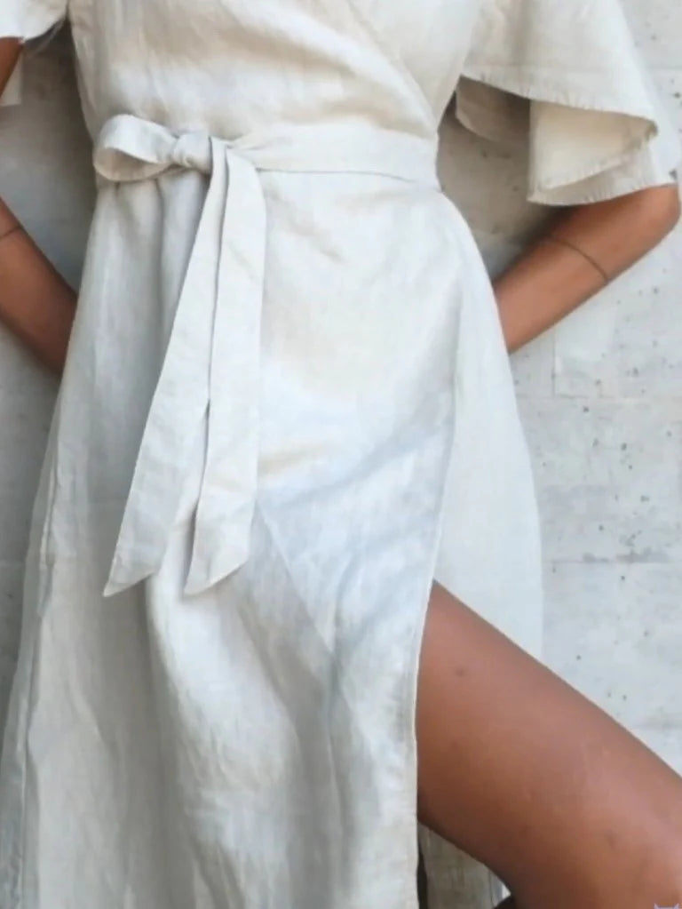 Luciee Kleid Dhalia – Tailliertes Leinen Wickelkleid in Natur