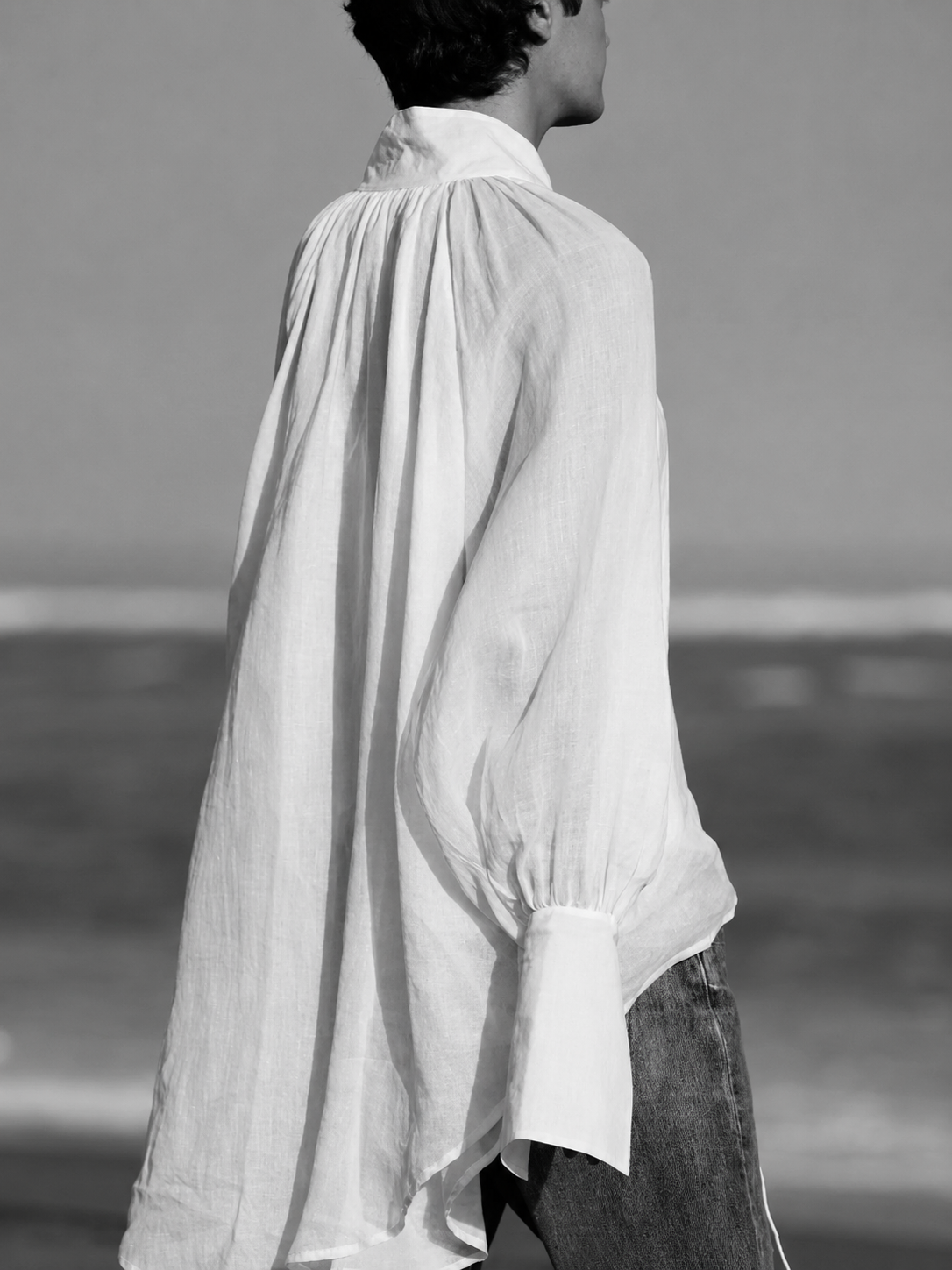 Model in weißer Ella Tunika aus der aktuellen Modekollektion Luciee Brand